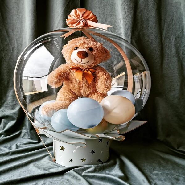 Bobo globoa jostailu-untxiarekin